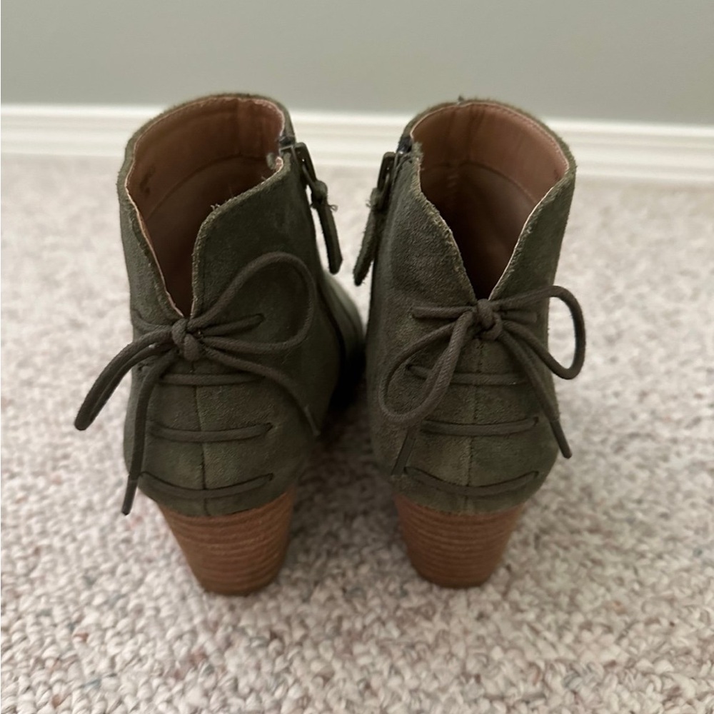 Tahari Olive Green Bow Booties